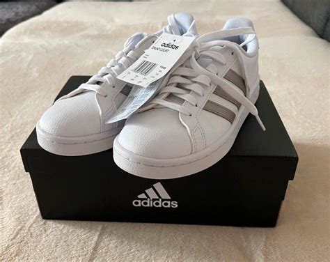 adidas schuh mit silbernen streifen|Sneaker in Silber .